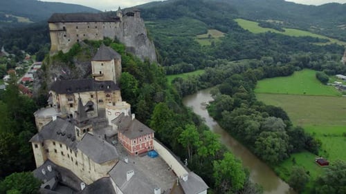Drohnenaufnahmen des alten Schlosses auf dem Felsen