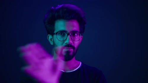 Denkender arabischer Mann Männlicher Programmierer Programmierer Entwickler tippt in der Luft Infografik-Hologramm-Hintergrund