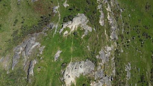 Mont. Dimanche (Edoras) vu du ciel, avec le paysage des Alpes néo-zélandaises
.