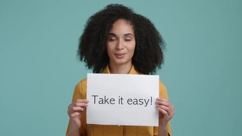 Portrait d'une femme joyeuse avec une expression faciale calme