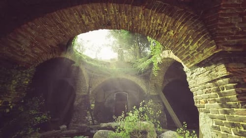 Verlassene Halle im Sonnenlicht Alte Höhlenanlage mit glühender Öffnung