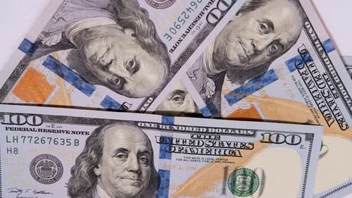 100-Dollar-Scheine aus nächster Nähe rotieren. Bargeld in Form von Hundert-Dollar-Scheinen. Nationale Papierwährung der USA.