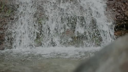 Reiner Süßwasserstrom in den Bergen Fließender Fluss mit sauberem Wasser