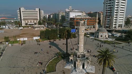 Blick von der Drohne auf den Izmir-Konak-Platz und den Glockenturm