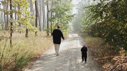 Disfrutando de un tranquilo paseo otoñal por los hermosos bosques con un niño creando recuerdos duraderos