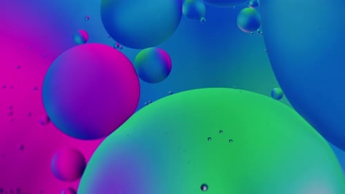 Abstrakte bunte organische Lebensmittelöltropfen, Blasen auf der Wasseroberfläche 036
