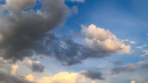 Wolken-Zeitraffer bei Sonnenuntergang. Wolken verwandeln sich und verschieben sich über den Himmel