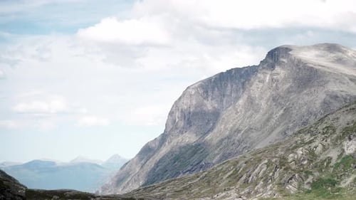 Wolken bewegen sich über Bergen, Norwegen