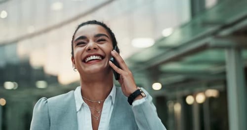 Llamada telefónica, caminante y mujer de negocios en la ciudad para comunicarse, conversar y contactar