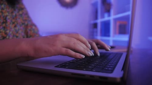 Frau arbeitet mit Laptop auf dem Desktop Freiberuflerin, die zu Hause am Laptop arbeitet, Nahaufnahme
