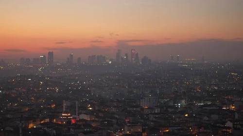 Blick von oben auf das Stadtbild von Istanbul bei Nacht