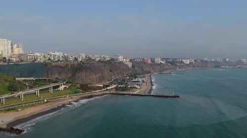 Vista aérea de la carretera de la Costa Verde y los acantilados en el distrito de Miraflores de Lima, Perú, con vistas