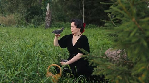Uma mulher com uma cesta na natureza se envolvendo e interagindo com um lindo pássaro em uma paisagem cênica