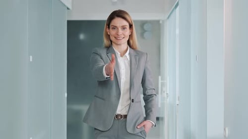 Mulher de negócios positiva estendendo a mão para oferecer colaboração