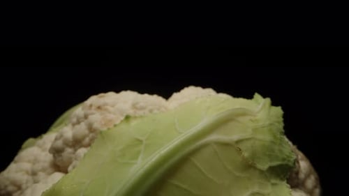 Blumenkohl auf schwarzem Hintergrund. Dolly Slider extreme Nahaufnahme
.