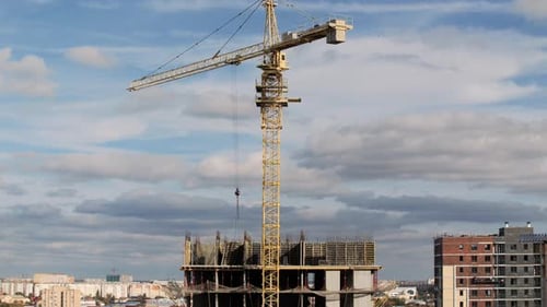 La grúa torre Timelapse trabaja en un sitio de construcción