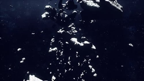 Trümmer eines zerschmetterten Asteroiden werden mit Sprengkraft im dunklen Vakuum verstreut