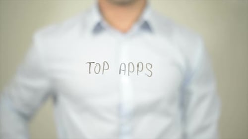 Meilleures applications, homme écrivant sur un écran transparent