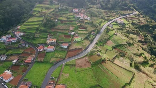 Vila rural panorâmica com drones com campos em terraços e estradas sinuosas