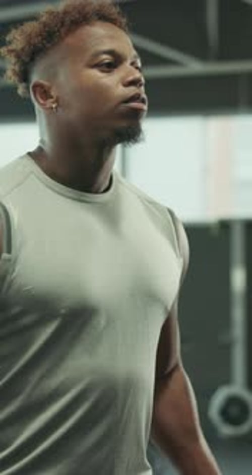 Gewichtheben, Hantel und Gesundheit mit Mann im Fitnessstudio für intensives Training, Bizepscurl oder Fitness