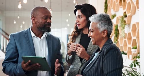 Pessoas, tablet ou discussão no escritório para negócios, feedback de projetos ou conselhos com o chefe