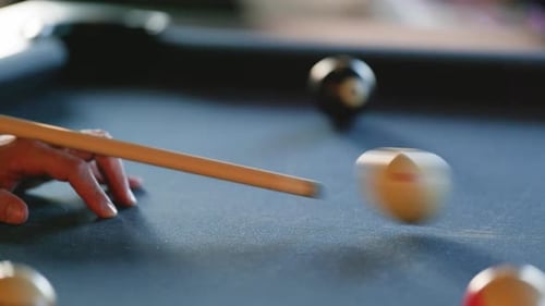 Der Spieler bereitet sich darauf vor, während eines Freundschaftsspiels in einer entspannten Umgebung eine Chance auf den Billardtisch zu nehmen