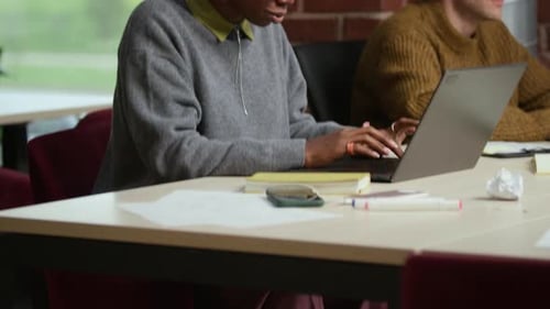 Programadora negra alegre que gosta de ouvir música no local de trabalho