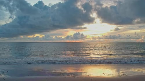 Landschaft, Blick auf den Strand, Meer, Sand und Himmel an Sommertagen.