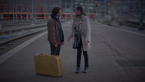 Une mère dit au revoir à son fils en agitant la main et en repartant malheureuse