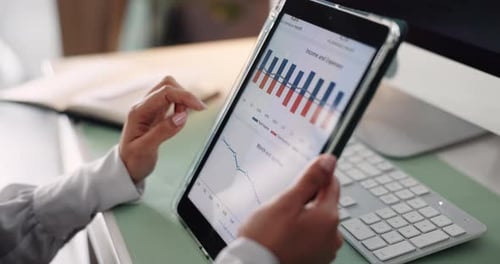 Empresa, mãos e mulher com tablet, gráficos e agência financeira com mercado de ações