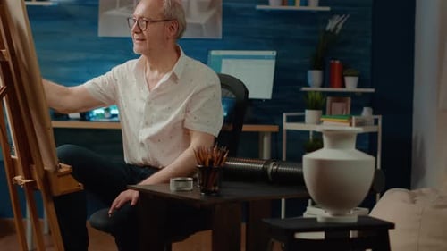 Männlicher Künstler nutzt Kreativitätswerkzeuge und Designinspiration, um Sketch zu zeichnen