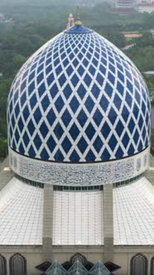 Vue verticale du paysage urbain et de la mosquée de Kuala Lumpur, Malaisie