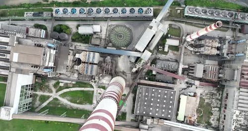 Drohnenaufnahme eines Kohlekraftwerks mit zwei hohen Kühltürmen neben Blue River