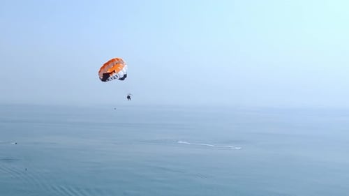 Luftpanorama vom Parasailing in der Türkei