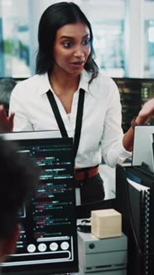 Mujer, conversadora y desarrolladora con equipo de codificación para el diseño de Aplicaciones o la programación en la oficina