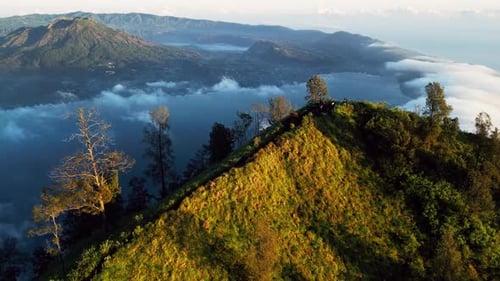 Randonnée au lever du soleil sur la colline de Trunyan avec vue sur le lac Caldera à Golden Hour Light, images aériennes prises par Drone