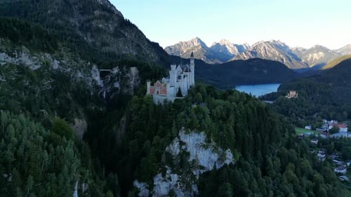Wunderschöne Drohnenaufnahme von Schloss Neuschwanstein in Deutschland