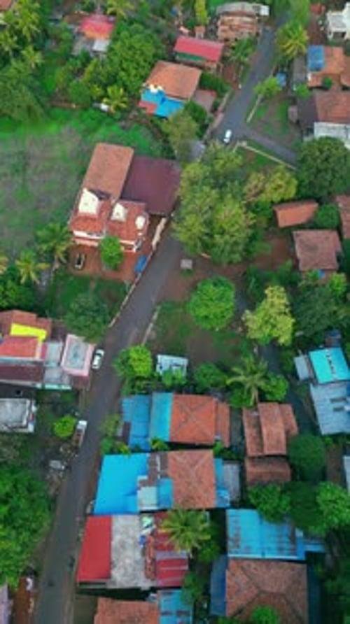 Vue panoramique prise par Drone de Devrukh, à Konkan, avec une végétation luxuriante, des maisons de village et une route sinueuse