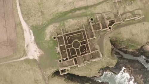 Luftaufnahme von der Drohne von Slains Castle auf den Klippen über Moray Firth in der Nähe von Cruden Bay in Aberdeenshire