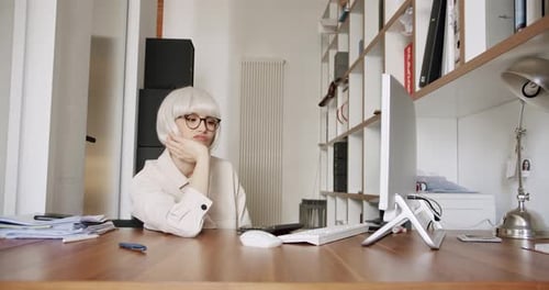 Jeune travailleuse triste et ennuyée, fatiguée, démotivée et désintéressée par le travail à plein temps