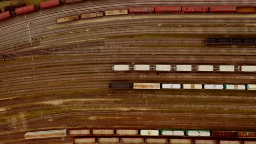 Vista aérea de trens de carga coloridos com mercadorias na estação ferroviária. Vista superior do drone voador