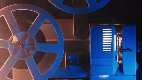 8-mm-Filmprojektor im Vintage-Stil mit rotierenden Rollen, nostalgischer Charme des klassischen Kinos
