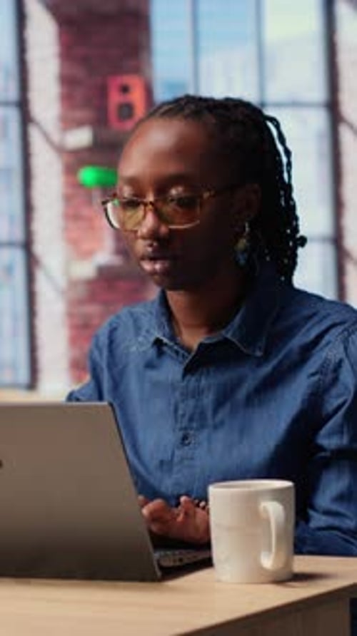 Homme et femme afro-américains travaillant à distance dans leur appartement