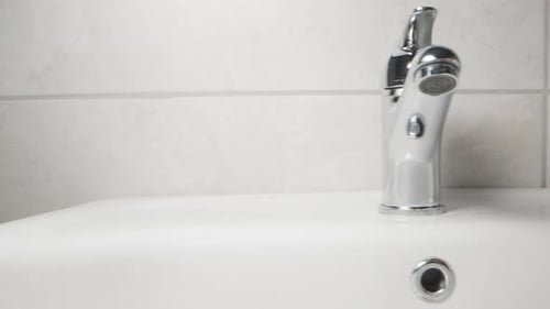 Die Kamera dreht sich und ich drehe den Wasserhahn auf.