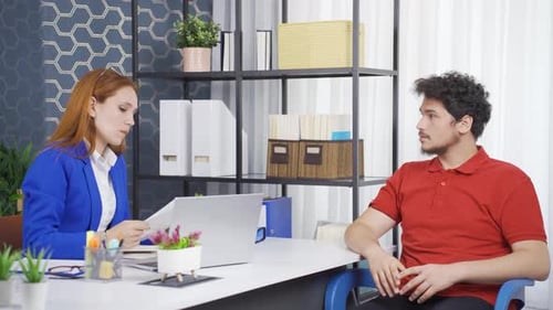 Der Praktikant wird nicht eingestellt und ist unglücklich. Der Student, der sich Sorgen um die Zukunft macht.