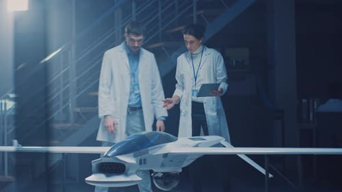Deux ingénieurs aérospatiaux travaillent sur un prototype de véhicule aérien sans pilote/Drone. Scientifiques de l'aviation en W.