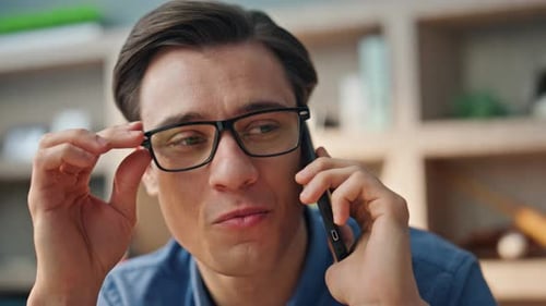 Gros plan, homme d'affaires souriant, appelant un smartphone au bureau, un appel téléphonique portable