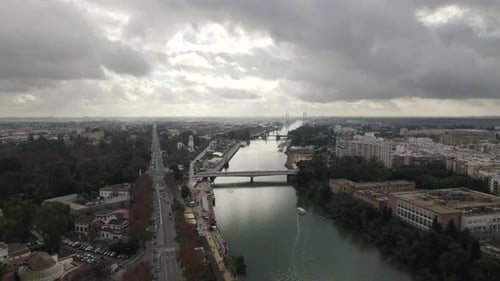 Drone descendente disparado sobre o rio Guadalquivir, vista panorâmica da cidade, Sevilha
