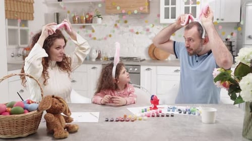 Familie bereitet sich in einer wunderschön dekorierten Hausküche auf die Osterferien vor
