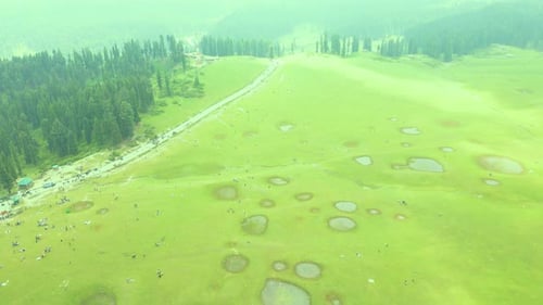 Vue aérienne de Doodhpathri, district de Budgam, vallée du Cachemire, Jammu-et-Cachemire, Inde.